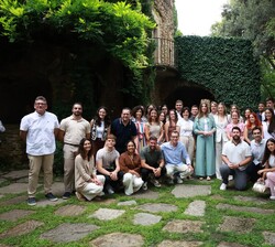Fotografía de grupo de Sus Altezas Reales la Princesa de Asturias y la Infanta Doña Sofía junto a las personas que las acompañaron durante su visita a